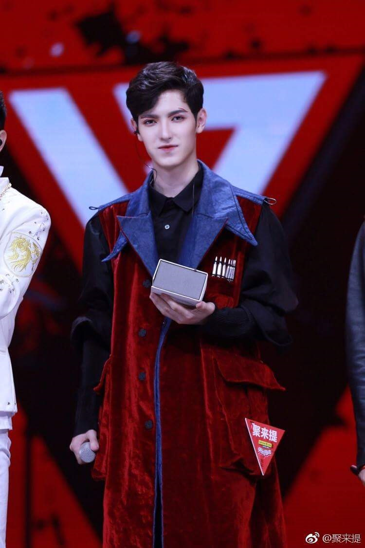 Khi trang điểm, gương mặt sắc nét của Tụ Lai Đề lại càng trở nên hấp dẫn với những cô gái. Xuất hiện với làn da trắng, đôi môi đỏ, 9X khiến dân mạng liên tưởng đến Bá tước ma cà rồng trong truyền thuyết.