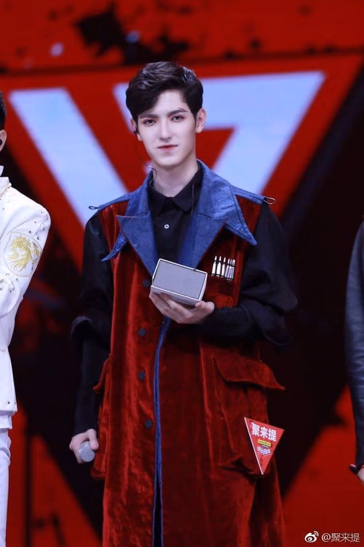 Khi trang điểm, gương mặt sắc nét của Tụ Lai Đề lại càng trở nên hấp dẫn với những cô gái. Xuất hiện với làn da trắng, đôi môi đỏ, 9X khiến dân mạng liên tưởng đến Bá tước ma cà rồng trong truyền thuyết.