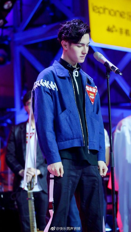 Từ khi 18 tuổi, mỹ nam Tân Cương này đã sở hữu chiều cao 1,85 m nổi bật.