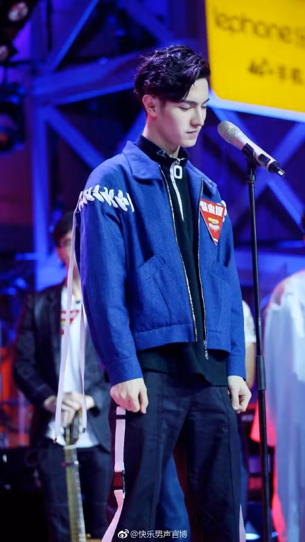 Từ khi 18 tuổi, mỹ nam Tân Cương này đã sở hữu chiều cao 1,85 m nổi bật.