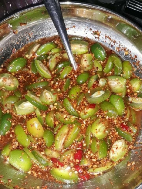 Trên nhiều diễn đàn mạng, những người bán hàng online khiến thị trường nhót xanh rầm rộ hơn với những bài viết quảng cáo, khiến từ khóa 'nhót bao tử' xuất hiện ở bảng thông báo của bất kỳ ai.