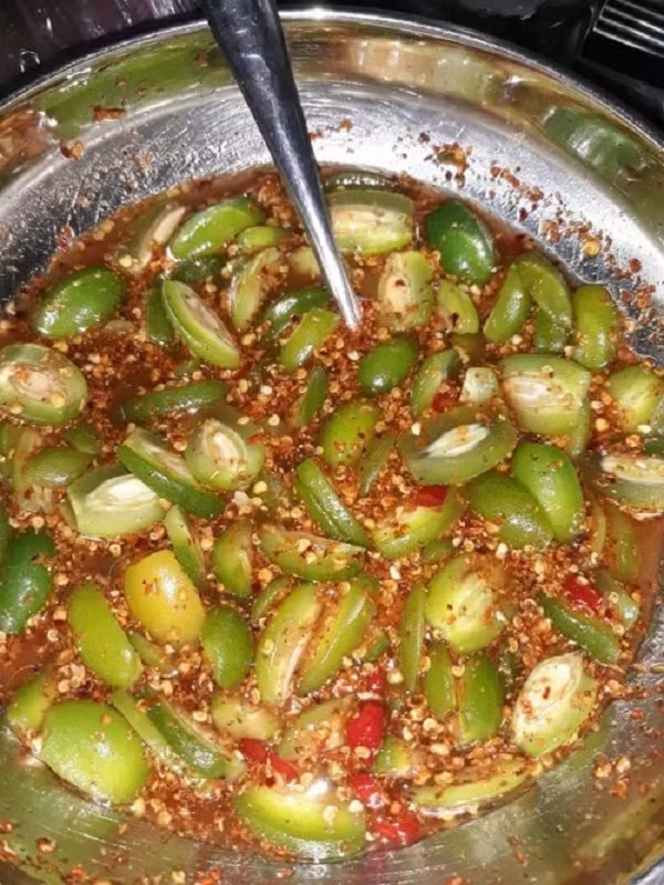 Trên nhiều diễn đàn mạng, những người bán hàng online khiến thị trường nhót xanh rầm rộ hơn với những bài viết quảng cáo, khiến từ khóa 'nhót bao tử' xuất hiện ở bảng thông báo của bất kỳ ai.