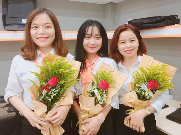 Đã có quà lại được về nghỉ đi làm đẹp, đây chính là những cô gái công sở đang khiến nhiều người ghen tỵ ngày hôm nay