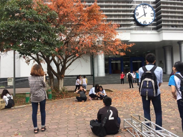 Khác hẳn với những bài giảng của Bách Khoa chỉ có máy móc với công nghệ thì khuôn viên trường này hoàn toàn ngược lại. Nơi đây có những hàng cây rợp bóng mát, thảm cỏ xanh rì vào mùa hè, lá vàng rụng đầy những lối đi vào mùa Xuân. Dạo bước tại nơi đây sẽ khiến bạn như đang được bước đi trong khuôn viên của những ngôi trường đại học bên Châu Âu.