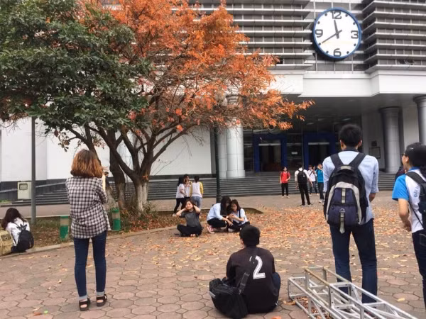 Khác hẳn với những bài giảng của Bách Khoa chỉ có máy móc với công nghệ thì khuôn viên trường này hoàn toàn ngược lại. Nơi đây có những hàng cây rợp bóng mát, thảm cỏ xanh rì vào mùa hè, lá vàng rụng đầy những lối đi vào mùa Xuân. Dạo bước tại nơi đây sẽ khiến bạn như đang được bước đi trong khuôn viên của những ngôi trường đại học bên Châu Âu.