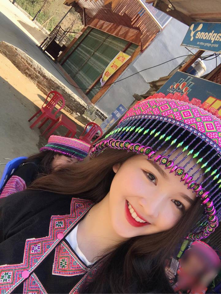 Ấn tượng đầu tiên khi mọi người xem clip chuyến du xuân của Chu Nhung là nụ cười tươi rói và 'tỏa nắng như hoa hướng dương'. Quả thật trong những bức ảnh của mình, "hot girl dân tộc" Chu Nhung luôn khiến người xem thích mắt bởi khuôn mặt xinh xắn, nụ cười hiền dễ thương và vẻ đáng yêu khó diễn tả. Trong bộ trang phục của người dân tộc, cô nàng xinh đẹp như một nàng công chúa.