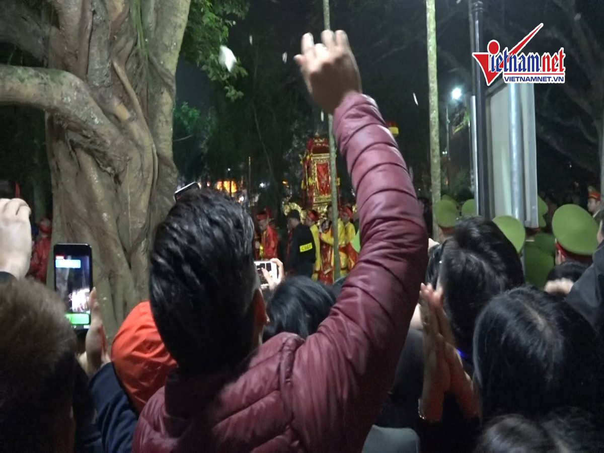 Ngay khi kiệu rước ấn đền Trần được đưa từ sân đền Cố Trạch sang sân đền Thiên Trường, người dân đứng chờ đã vo sẵn tiền lẻ, rào rào ném tiền vào đoàn rước kiệu. Nhiều người cho rằng ném tiền về phía kiệu rước là cách để lấy lộc, cầu may. Có người còn cố xông qua vòng vây an ninh để mong được sờ tay lên kiệu Ngọc Lộ để cầu may nhưng đã bị ngăn lại.