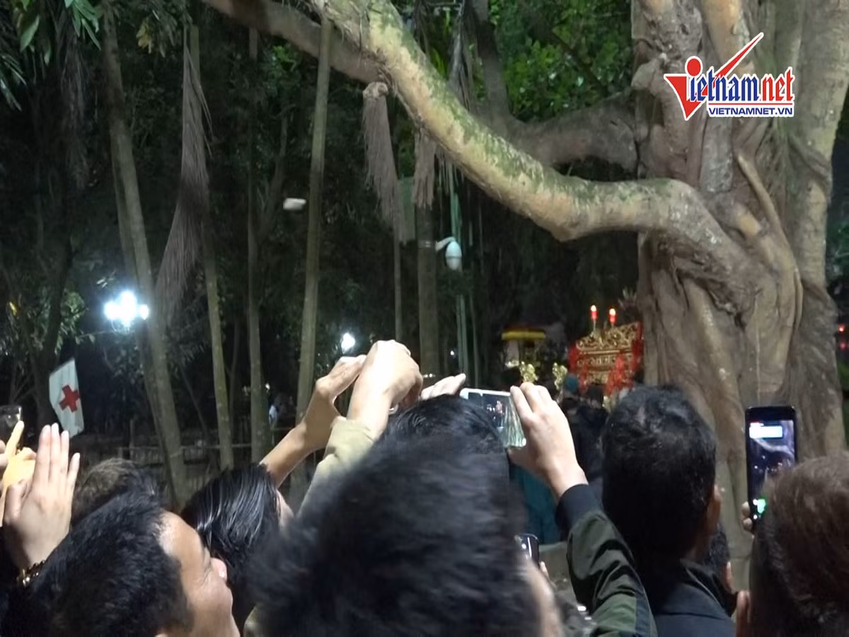 Trước đó, ban tổ chức cũng đã khuyến cáo sẽ trích xuất camera để tìm người cướp lộc, ném tiền vào kiệu rước sau đó sẽ đề nghị xử lý theo quy định.