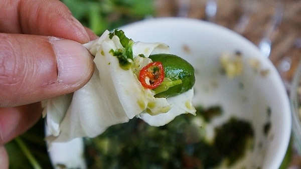 Theo nhiều người, so với nhót chín, nhót bao tử chua và hơi có vị chát, nhưng lại rất dễ ăn. Vì còn nhỏ, non, gần như chưa có phấn trắng, nên có thể ăn cả hạt, lại giòn giòn, có một mùi thơm độc lạ. Cách chế biến cũng vô cùng đơn giản, chỉ cần rửa sạch, thái miếng, dầm muối ớt theo khẩu vị là có một món ăn vặt không chê vào đâu được. Đặc biệt là đối với chị em công sở, nếu những ngày này thiếu đi một đĩa nhót xanh với muối ớt, sẽ cảm thấy rất 'trống vắng'.