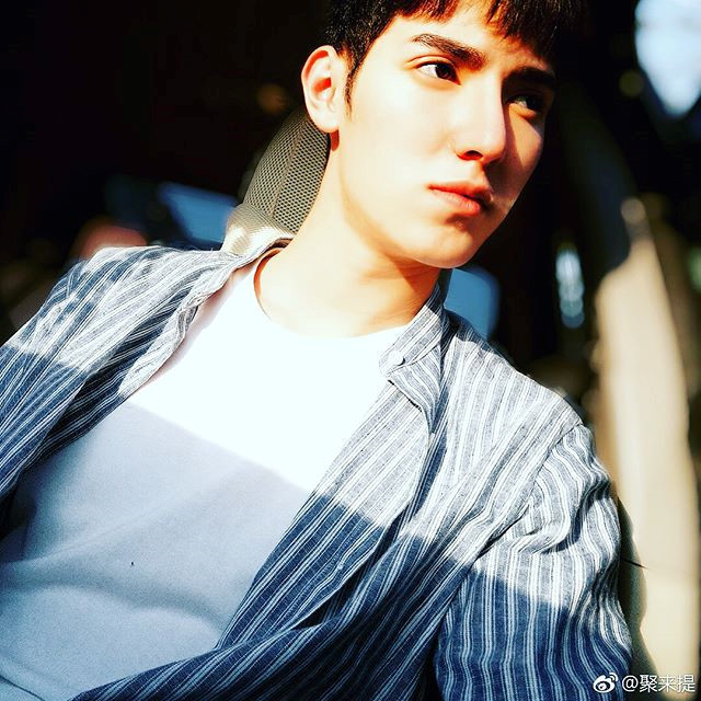 Đến từ vùng đất Tân Cương, chàng trai sinh năm 1998 sở hữu ngoại hình cao ráo, gương mặt như nam thần.