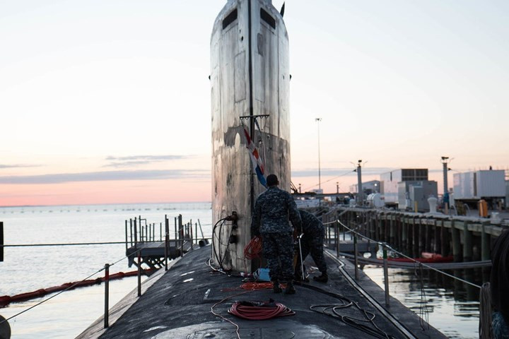 Chiến hạm Warner dài 115m, rộng hơn 10m, và cao khoảng 15,2m. Phóng viên không được phép chụp ảnh ăng-ten trên tháp tàu vì đó là bí mật.