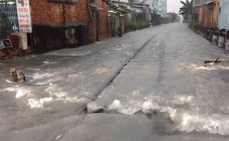 Nhiều đoàn tàu phải dừng lại tại các ga khác do tuyến đường sắt vào ga Sài Gòn chìm sâu trong nước.