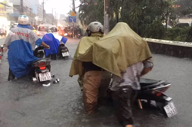 Phương tiện chết máy la liệt, khiến người tham gia giao thông phải bì bõm lội nước để về nhà.