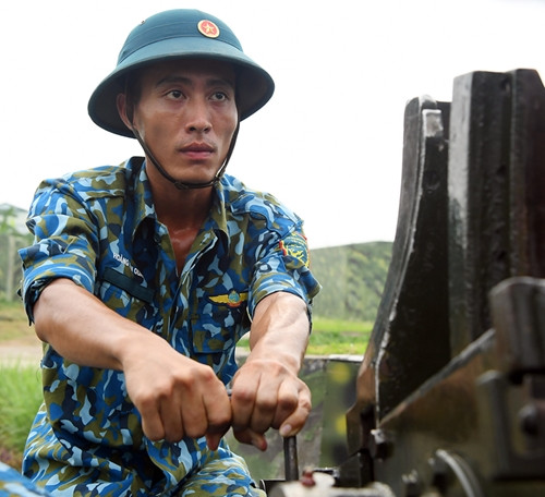 Quan sát, bám cự ly mục tiêu “bắn”.