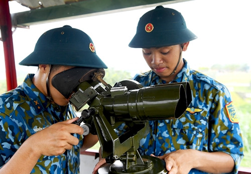 Quan sát, bám cự ly mục tiêu “bắn”.