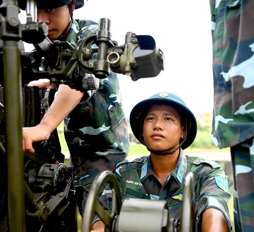 Quan sát, bám cự ly mục tiêu “bắn”.