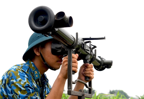 Quan sát, bám cự ly mục tiêu “bắn”.