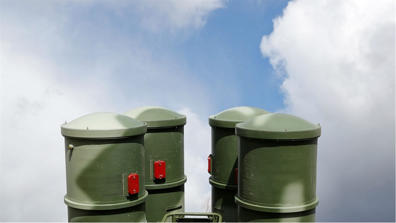 Giới chuyên gia cho rằng, việc triển khai phiên bản đặc biệt của tên lửa S-400 tại Bắc cực được coi là động thái đáp trả của Nga khi Mỹ triển khai hệ thống phòng thủ tên lửa tại Alaska - nơi có thể đe dọa trực tiếp đến Nga. Tờ Tvzvezda.ru hồi đầu tháng 1/2019 dẫn tuyên bố của Tổng thống Nga Putin cho biết, những hoạt động của Mỹ tại Alaska, đặc biệt là triển khai các hệ thống phòng thủ tên lửa ảnh hưởng nghiêm trọng và đe dọa an ninh toàn cầu.