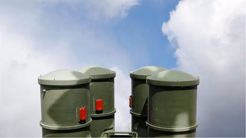 Giới chuyên gia cho rằng, việc triển khai phiên bản đặc biệt của tên lửa S-400 tại Bắc cực được coi là động thái đáp trả của Nga khi Mỹ triển khai hệ thống phòng thủ tên lửa tại Alaska - nơi có thể đe dọa trực tiếp đến Nga. Tờ Tvzvezda.ru hồi đầu tháng 1/2019 dẫn tuyên bố của Tổng thống Nga Putin cho biết, những hoạt động của Mỹ tại Alaska, đặc biệt là triển khai các hệ thống phòng thủ tên lửa ảnh hưởng nghiêm trọng và đe dọa an ninh toàn cầu.