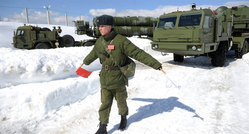 "Tôi tin rằng, cuộc chạy đua vũ trang mới như những năm 1970 và 1980 sẽ không diễn ra. Nhưng câu trả lời thích đáng từ phía Nga thì chắc chắn có. Chính vì vậy chúng tôi quan tâm đến Bắc Cực. Ở khu vực này, chúng tôi quyết định triển khai các hệ thống phòng thủ đặc biệt của mình, chúng có khả năng vô hiệu hóa hoàn toàn các cuộc tấn công của các hệ thống phòng thủ của Mỹ ở Alaska", ông Anokhin nói.