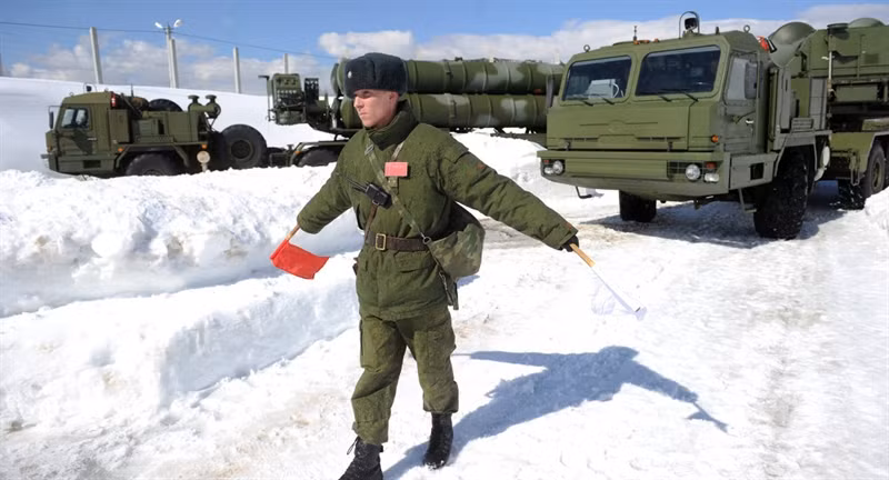 "Tôi tin rằng, cuộc chạy đua vũ trang mới như những năm 1970 và 1980 sẽ không diễn ra. Nhưng câu trả lời thích đáng từ phía Nga thì chắc chắn có. Chính vì vậy chúng tôi quan tâm đến Bắc Cực. Ở khu vực này, chúng tôi quyết định triển khai các hệ thống phòng thủ đặc biệt của mình, chúng có khả năng vô hiệu hóa hoàn toàn các cuộc tấn công của các hệ thống phòng thủ của Mỹ ở Alaska", ông Anokhin nói.