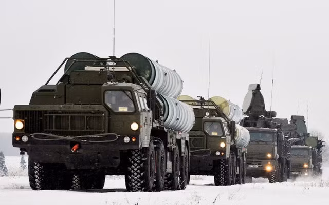 Phiên bản đặc biệt của S-400 được trang bị gồm Sở chỉ huy tác chiến, trạm radar đa năng và trang thiết bị phóng đặt trên xe tải chuyên dụng MZKT-7930 Astrolog. Điểm đặc biệt của phiên bản "địa cực" này là chúng được trang bị động cơ tua bin khí, dùng để khởi động động cơ chính của xe tải hạng nặng và thực hiện việc tăng nhiệt độc lập cho phòng thao tác, hệ thống tên lửa và trang thiết bị điện tử.
