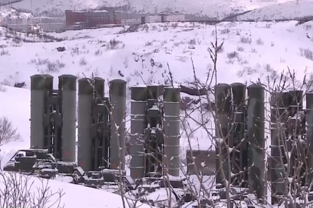 Thông tin về quyết định triển khai được cơ quan báo chí của Hạm đội Phương Bắc Nga ra thông báo cho biết. "Trung đoàn phòng thủ thuộc Hạm đội đóng trên đảo Yuzhny trong quần đảo Novaya Zemlya đã được trang bị hệ thống S-400 phiên bản riêng cho Bắc Cực", Hạm đội Phương Bắc ra thông báo.