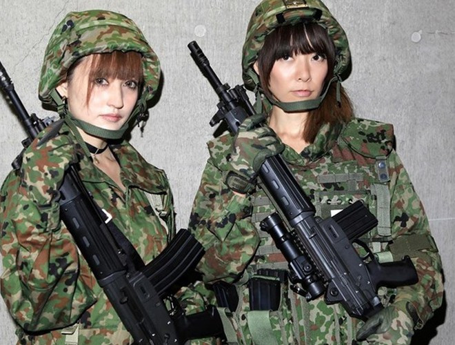 Hai nữ binh sĩ của lực lượng thủy quân lục chiến Nhật Bản bên khẩu súng trường tấn công hiện đại Type 89 do Nhật Bản tự nghiên cứu phát triển.