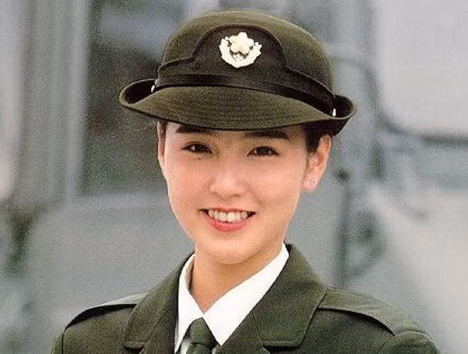 Nụ cười duyên dáng của nữ binh sĩ Nhật Bản.