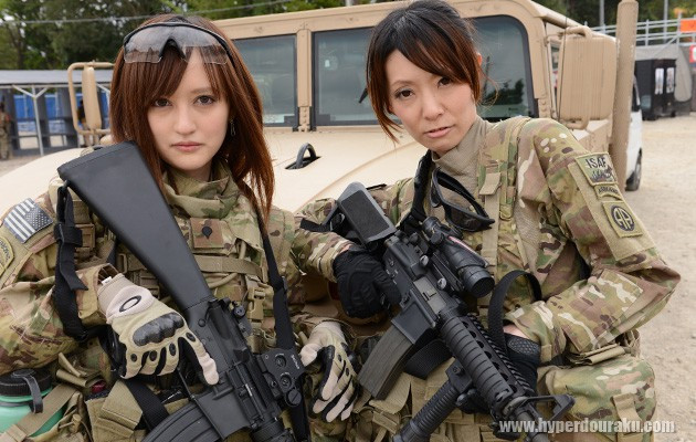 Các nữ binh sĩ Nhật Bản trong quân phục và khí tài của Mỹ.