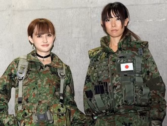 Tuy khoác trên mình bộ quân phục nhưng nét duyên dáng vẫn thể hiện rõ nét nơi nữ binh sĩ Nhật Bản.