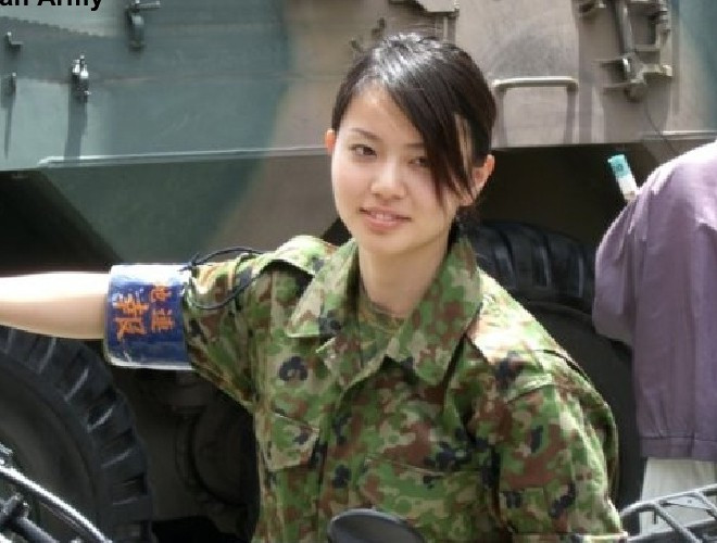 Một nữ binh sĩ thuộc lực lượng thiết giáp đang hướng dẫn du khách tham quan những thiết giáp đổ quân của Nhật Bản.