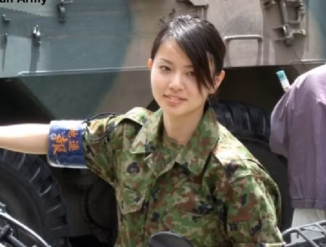 Một nữ binh sĩ thuộc lực lượng thiết giáp đang hướng dẫn du khách tham quan những thiết giáp đổ quân của Nhật Bản.