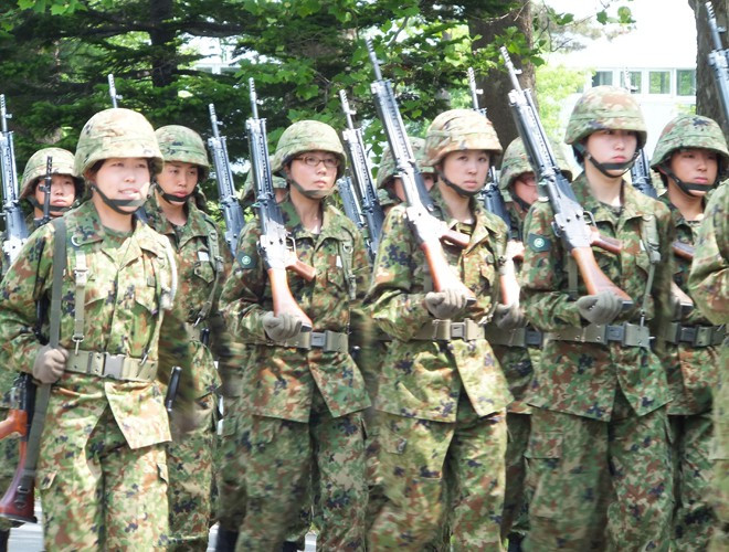 Các nữ binh sĩ Nhật Bản trong một buổi duyệt binh.