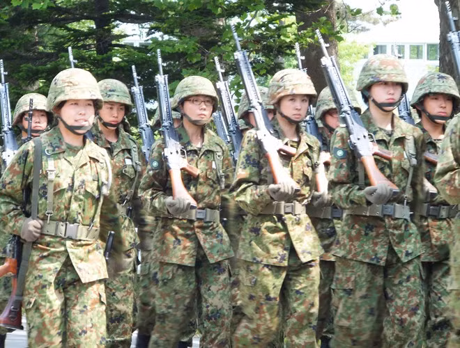 Các nữ binh sĩ Nhật Bản trong một buổi duyệt binh.