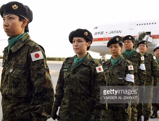 Hai nữ binh sĩ của lực lượng thủy quân lục chiến Nhật Bản bên khẩu súng trường tấn công hiện đại Type 89 do Nhật Bản tự nghiên cứu phát triển.