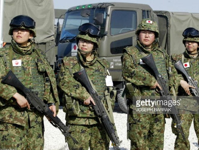 Nét dễ thương của nữ binh sĩ Nhật Bản ngay cả khi họ thực thi nhiệm vụ.