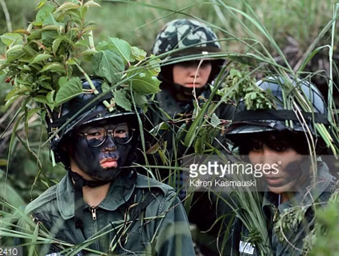 Họ sát cánh cùng các đồng nghiệp nam trong các nhiệm vụ chiến đấu.