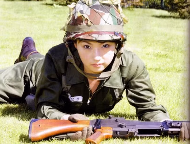Hình ảnh dễ thương của một nữ binh sĩ Nhật Bản khi tập luyện.