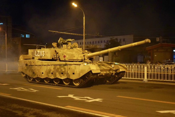 Một số phương tiện trong số đó được xác định là xe tăng hạng nhẹ Type 15 mới, vốn được thiết kế cho địa hình miền núi và sẽ xuất hiện lần đầu tiên tại cuộc duyệt binh. Nhóm xe tăng Type 15, cùng một số phương tiện khác như xe tăng chiến đấu chủ lực Type 99A, đã được khoác lên mình một lớp ngụy trang phong cách sa mạc mới, thay cho lớp nguỵ trạng màu rừng núi truyền thống.