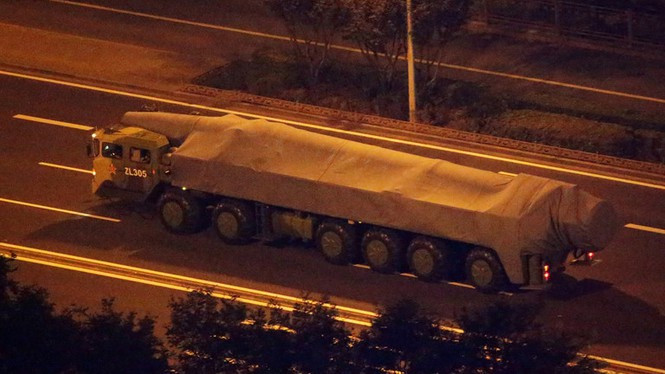 Ngoài các khí tài quen thuộc, một số phương tiện khác được che chắn kĩ lưỡng bằng lều bạt, trong một nỗ lực rõ ràng nhằm giữ bí mật đến phút chót.