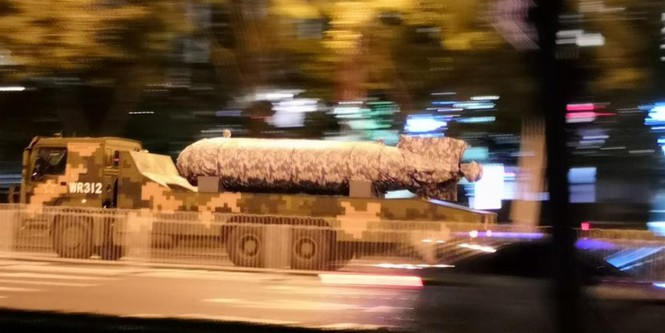 Một thiết bị lớn, hình ngư lôi đã được phát hiện, và được cho là tàu ngầm không người lái. Trong vài năm qua, quân đội Trung Quốc từng thử nghiệm nhiều thiết bị không người lái dưới nước. Tuy nhiên, các thiết bị này nhỏ hơn rất nhiều so với thiết bị vừa xuất hiện. Kích thước lớn cho thấy phương tiện này có thể mang theo một số vũ khí.