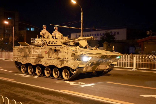 Theo RT, loạt hình ảnh khí tài Trung Quốc di chuyển rầm rập giữa đêm trên đường phố Bắc Kinh đã được chia sẻ rộng rãi bởi những người đan mê quân sự và khách du lịch.