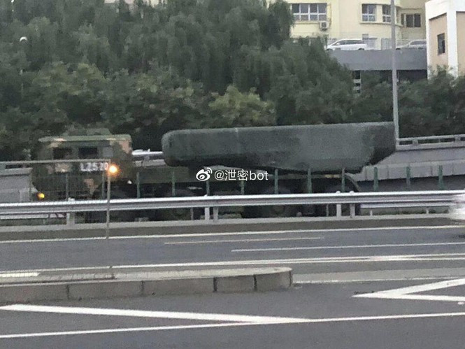 Cỗ máy được che đậy kín mít này, theo RT, có thể là một bệ phóng tên lửa mang theo ít nhất 2 quả đạn, hoặc cũng có thể là hệ thống phóng đa nòng MRLS hạng nặng, giống như BM-30 Smerch của Nga.