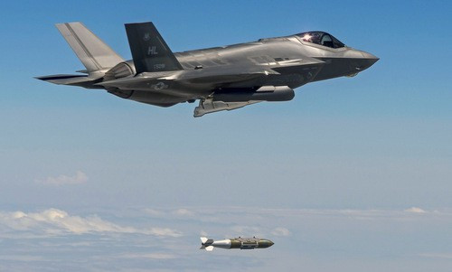 Để tiến hành chiến dịch này, không quân Mỹ nhiều khả năng đã sử dụng bom GBU-31/B JDAM dẫn đường bằng vệ tinh, mỗi quả nặng hơn 900 kg. Mỗi tiêm kích F-15E mang ít nhất 5 quả GBU-31/B JDAM, trong khi tiêm kích F-35A có thể mang 2 quả trong thân khi tiến hành chiến dịch.