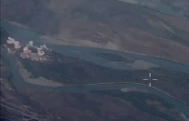 Hòn đảo trên sông với thảm thực vật dày này được ví như một căn cứ của phiến quân Nhà nước Hồi giáo (IS) tự xưng trên đường xâm nhập từ Syria vào Iraq.