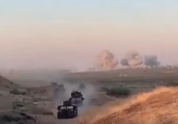 Hình ảnh được quân đội Mỹ công bố cho thấy trong khi đòn không kích diễn ra trên đảo Qanus, các thành viên Lực lượng chống khủng bố Iraq (CTS) cùng xe thiết giáp tập kết trên bờ, sẵn sàng cho hoạt động càn quét sau đó.