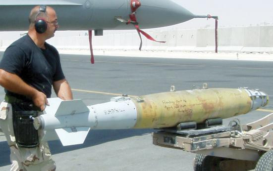 Chuyên gia quân sự Joseph Trevithick nhận xét rằng, mục tiêu chính của đòn không kích là phá hủy nơi trú ẩn của phiến quân IS, thay vì nhằm vào các tay súng hoặc hầm hào cụ thể.