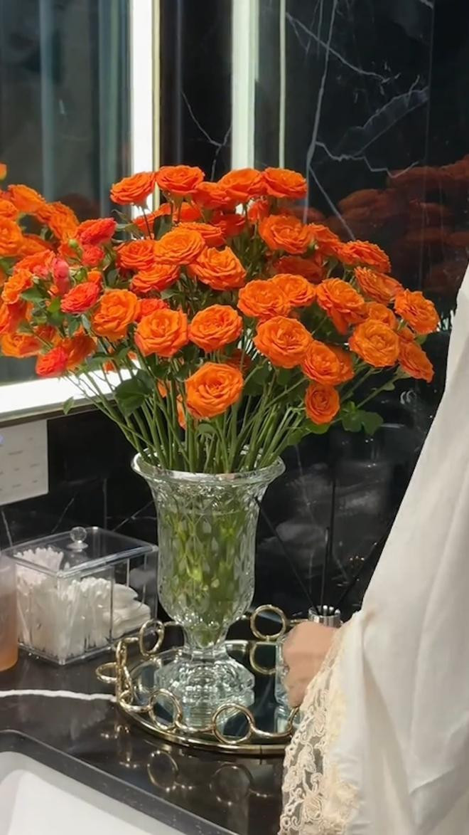 Không loài hoa nào làm khó được người đẹp.