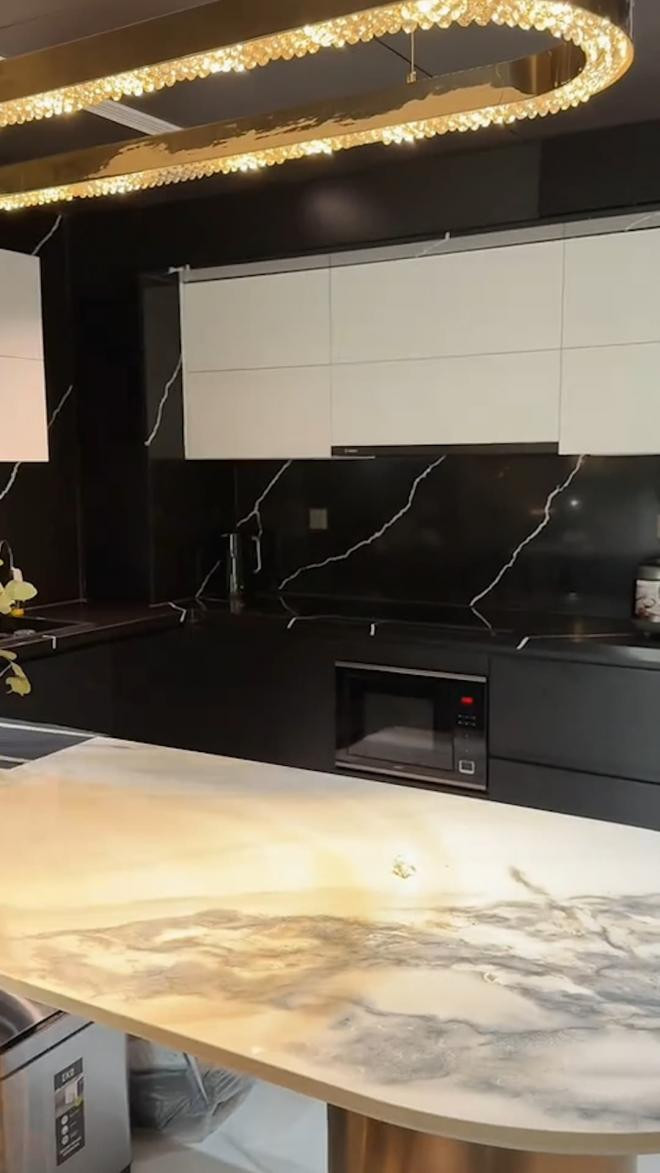 Bàn đảo bếp rộng và thiết bị bếp hiện đại.